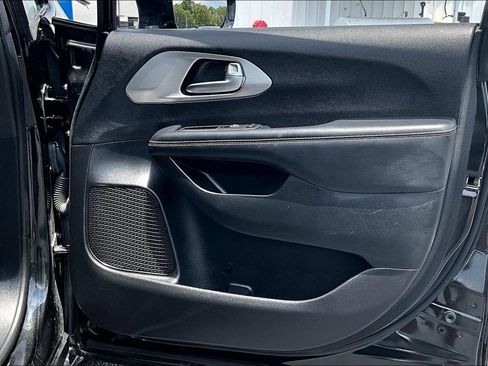 Used 2024 Chrysler Pacifica Premium FWD image 28