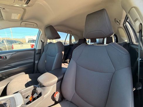 Used 2019 Toyota RAV4 LE w/ Carpet Mat Package image 24