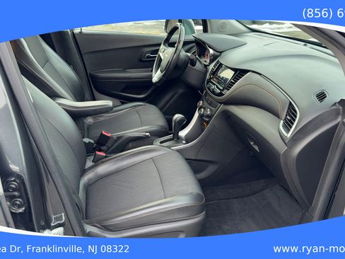 Used 2018 Chevrolet Trax LT w/ LT Convenience Package image 12