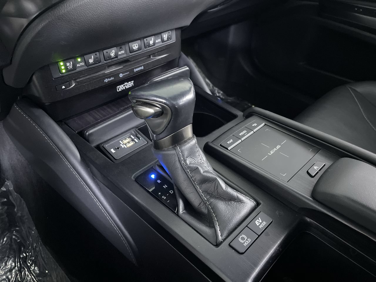 Used 2020 Lexus ES 300h Ultra Luxury w/ Accessory Package 2 FWD image 19