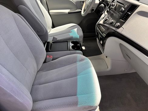 Used 2011 Toyota Sienna LE w/ Towing Pkg FWD image 11