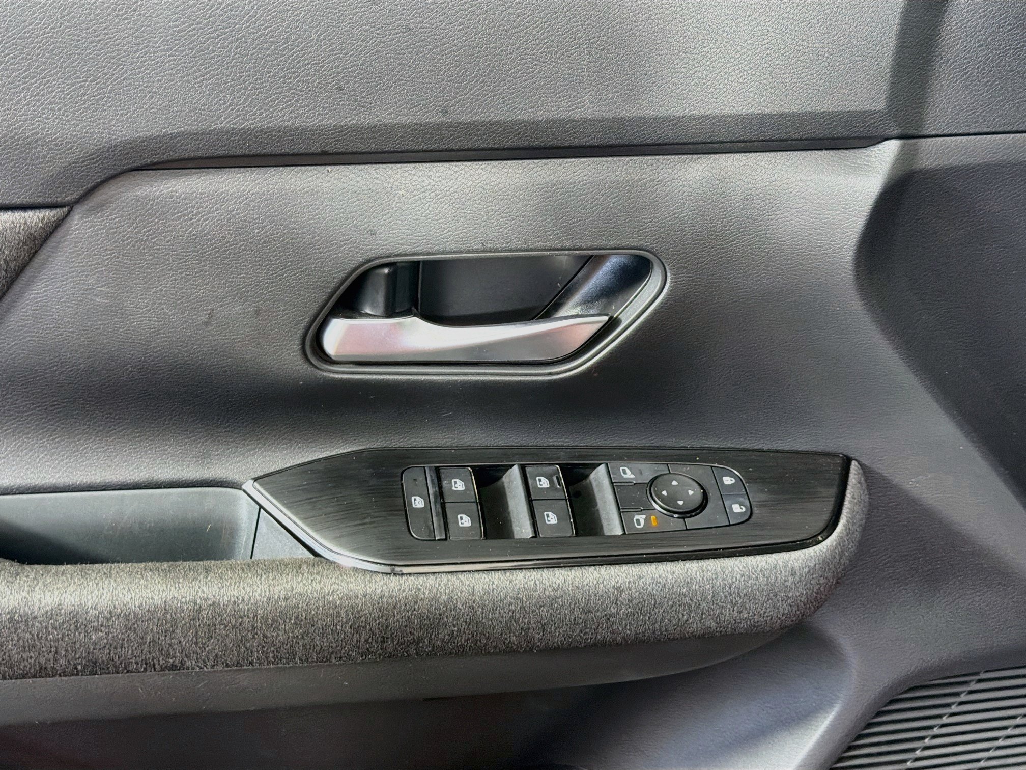 Used 2025 Nissan Kicks SV w/ Illumination Package FWD image 15