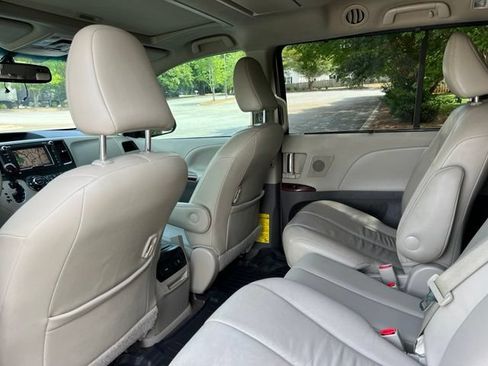 Used 2013 Toyota Sienna XLE w/ Premium Pkg FWD image 14