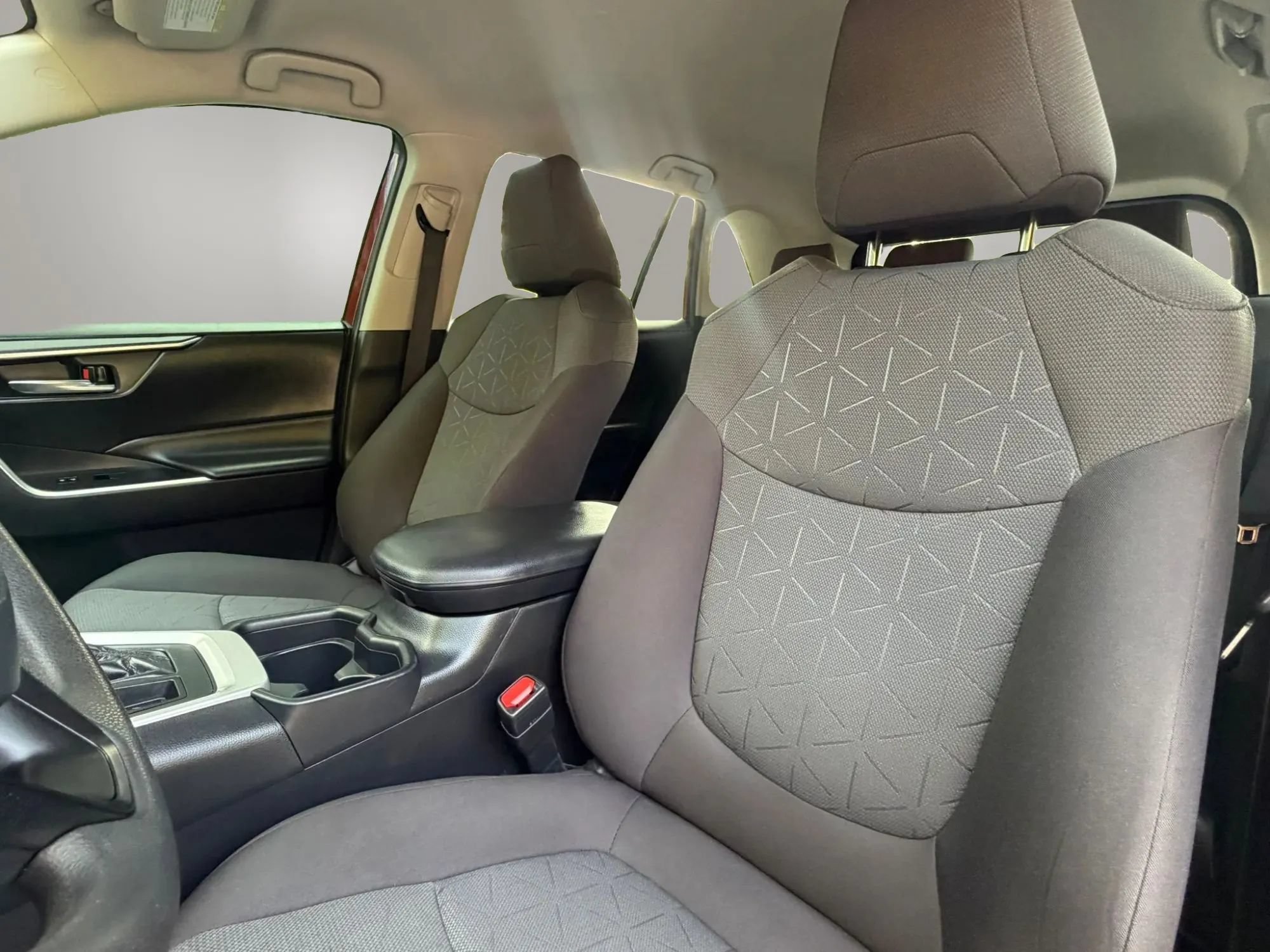 Used 2020 Toyota RAV4 XLE FWD image 8
