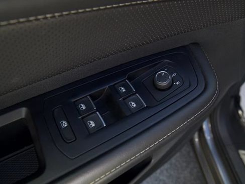 Used 2025 Volkswagen Atlas SE FWD image 14
