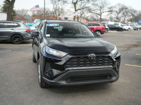 Used 2019 Toyota RAV4 LE image 2