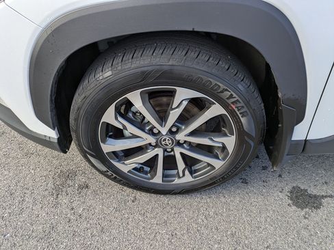 Used 2024 Toyota Corolla Cross XLE image 25