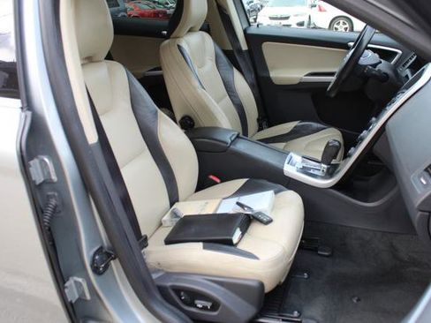 Used 2012 Volvo XC60 T6 R-Design image 26