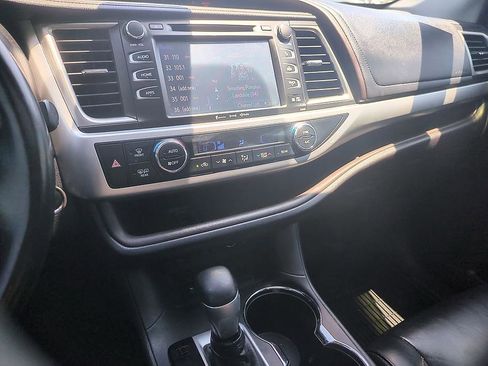 Used 2019 Toyota Highlander XLE FWD image 19