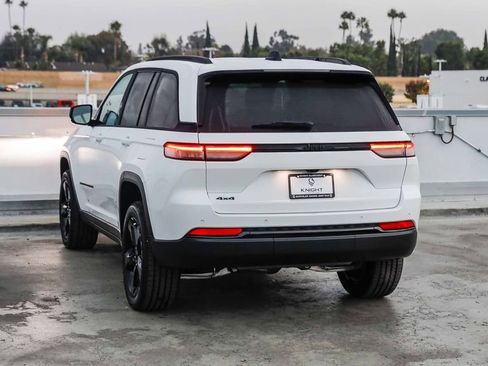 New 2025 Jeep Grand Cherokee Altitude image 7