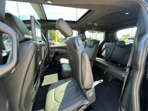 Used 2020 Chrysler Pacifica Touring-L FWD image 13