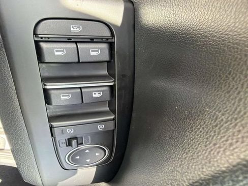 Used 2025 Kia Soul LX w/ LX Technology Package FWD image 8