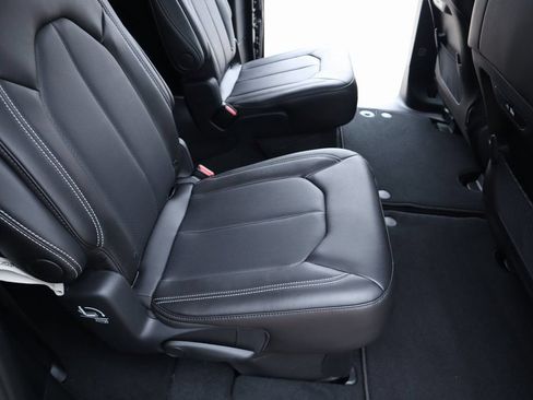 New 2026 Chrysler Pacifica Select FWD image 15