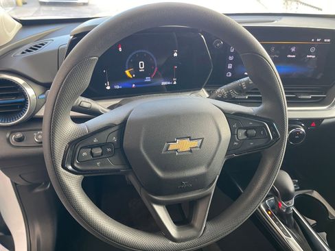 Used 2025 Chevrolet Trax LT image 31