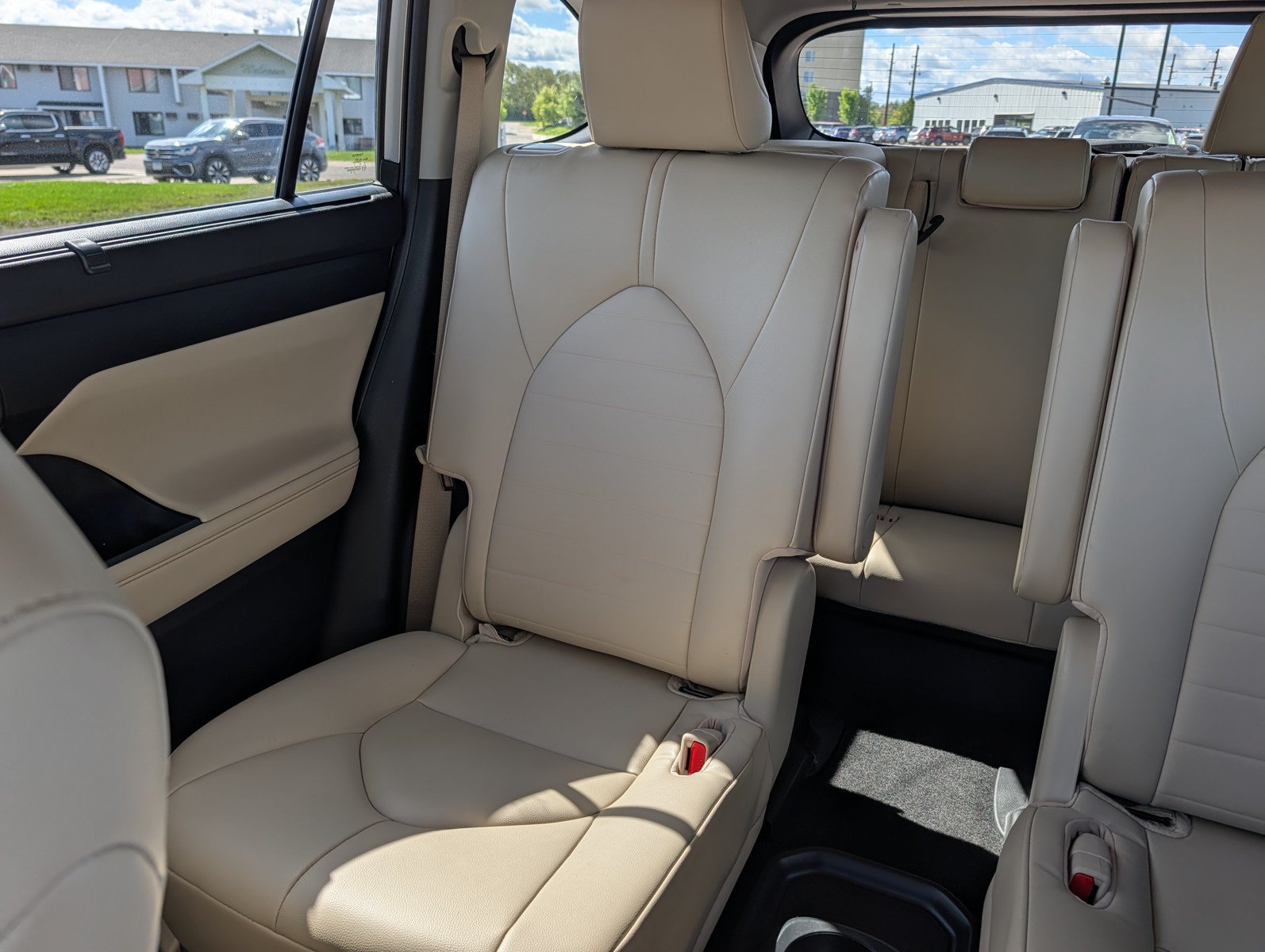 Used 2023 Toyota Highlander XLE AWD/4WD image 12