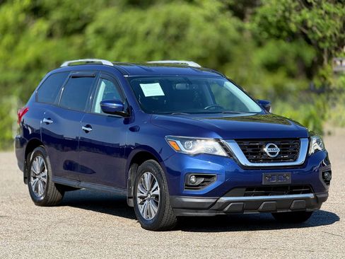 Used 2017 Nissan Pathfinder SV image 1