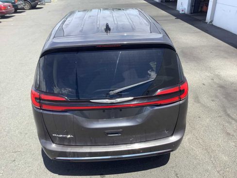 Used 2023 Chrysler Pacifica Touring-L FWD image 5