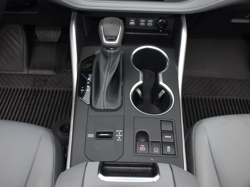 Used 2023 Toyota Highlander XLE FWD image 18