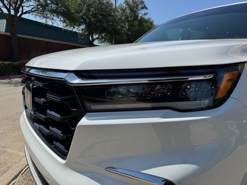 Used 2025 Honda Pilot Touring image 4