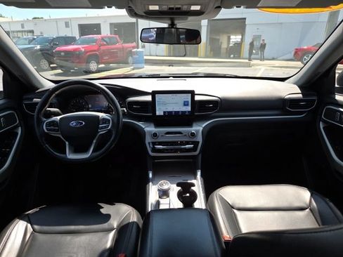 Used 2021 Ford Explorer XLT w/ Equipment Group 202A AWD/4WD image 24