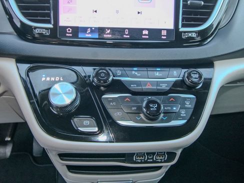 Used 2024 Chrysler Pacifica Touring-L FWD image 25