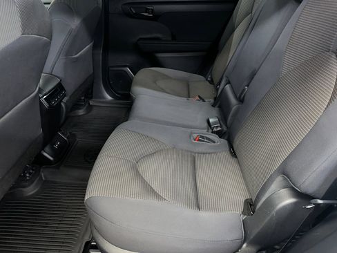 Used 2023 Toyota Highlander L FWD image 16