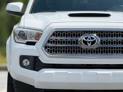 Used 2017 Toyota Tacoma TRD Sport w/ Premium & Technology Package RWD image 14