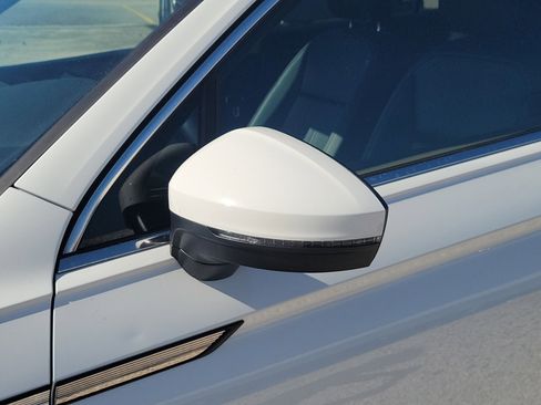 Used 2024 Volkswagen Tiguan SE image 11