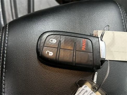 Used 2023 Dodge Durango SXT image 32