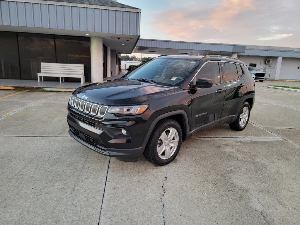 Used 2022 Jeep Compass Latitude FWD image 1