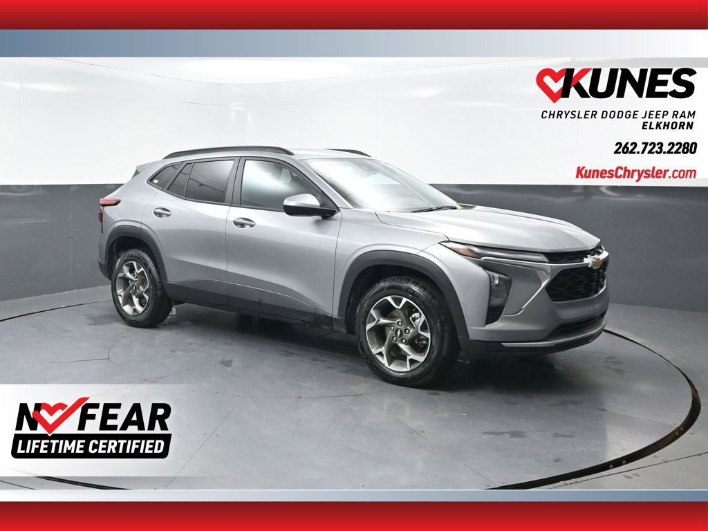 Used 2025 Chevrolet Trax LT FWD image 1