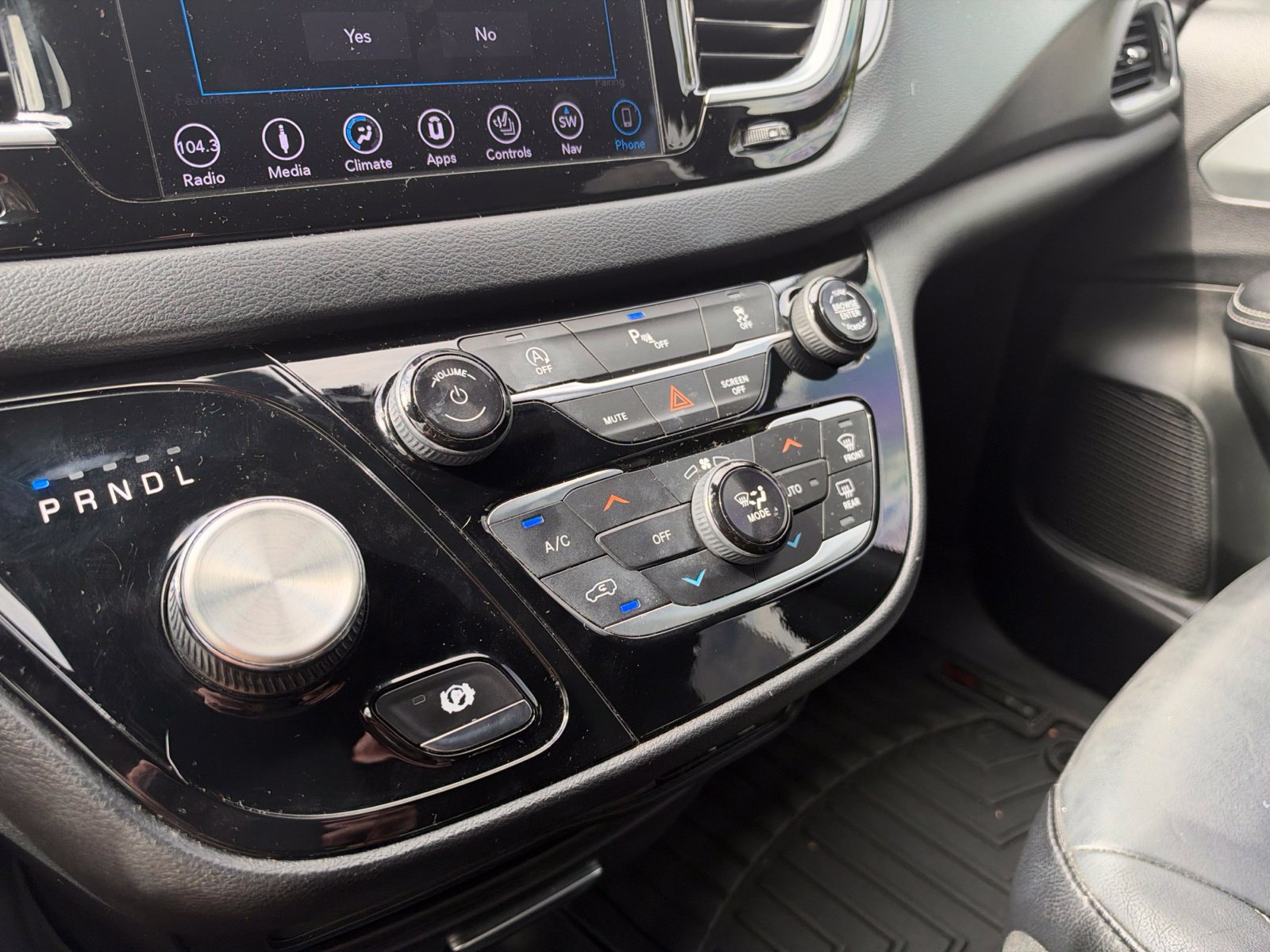 Used 2018 Chrysler Pacifica Touring-L w/ S Appearance Package FWD image 10