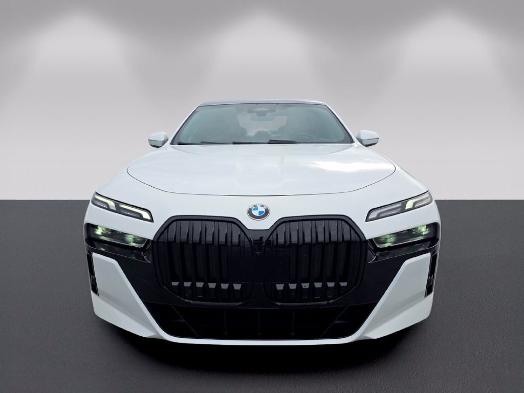 Used 2023 BMW 740i w/ Parking Assistance Package RWD image 2