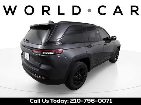 Used 2024 Jeep Grand Cherokee Altitude image 7