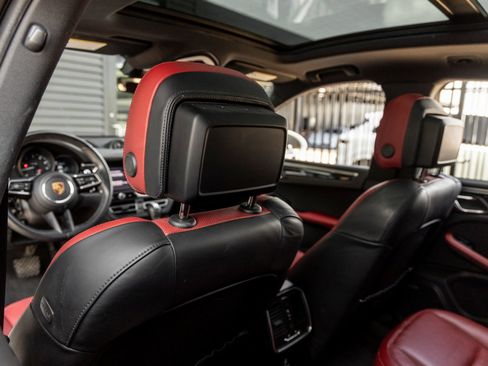 Certified 2023 Porsche Macan AWD/4WD image 26