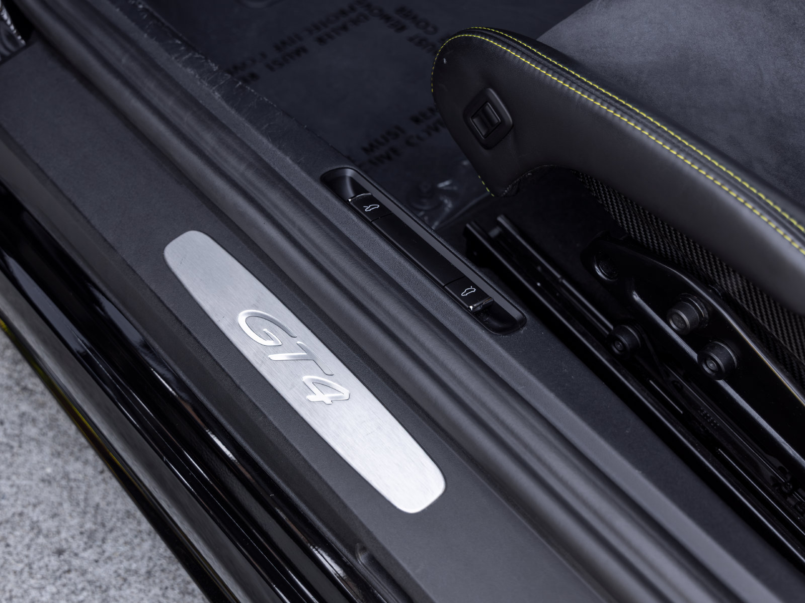 Certified 2021 Porsche 718 Cayman GT4 RWD image 32