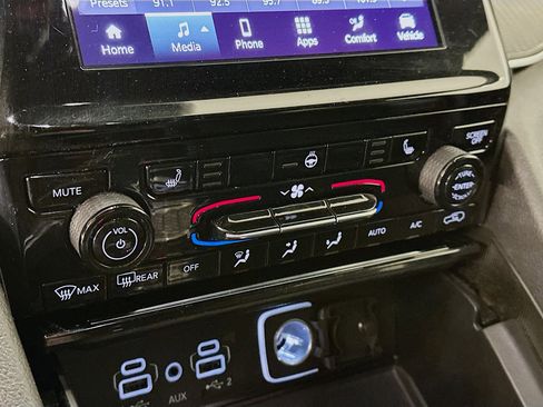 Used 2024 Jeep Grand Cherokee L Laredo image 23