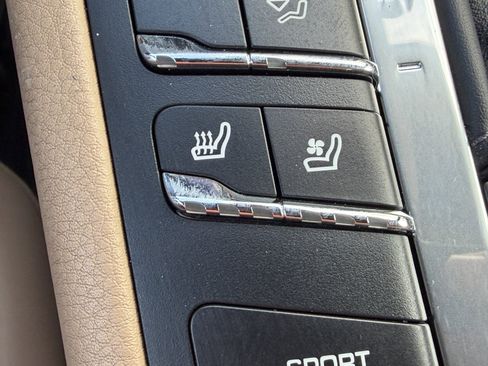 Certified 2019 Porsche Macan image 32