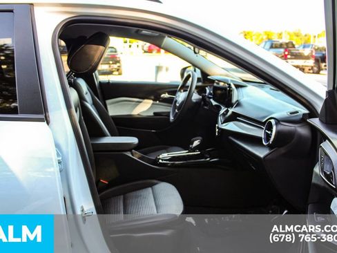 Used 2025 Chevrolet Trax LT FWD image 20