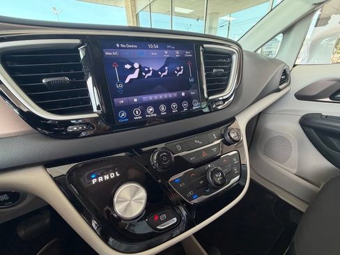 Used 2018 Chrysler Pacifica Touring Plus FWD image 38