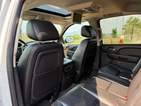 Used 2011 Chevrolet Avalanche LTZ AWD/4WD image 16