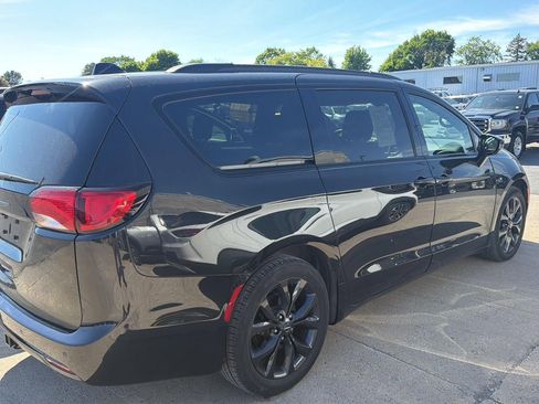 Used 2020 Chrysler Pacifica Touring-L FWD image 4