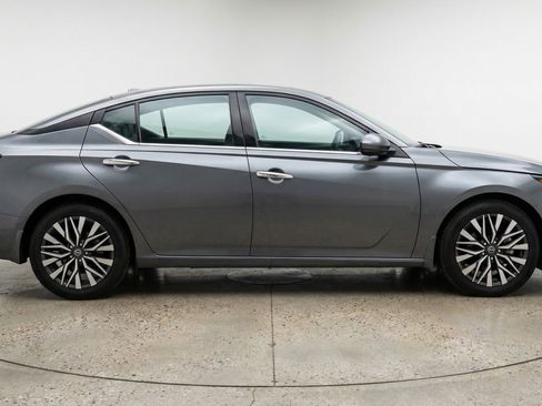 Used 2025 Nissan Altima 2.5 SV image 11