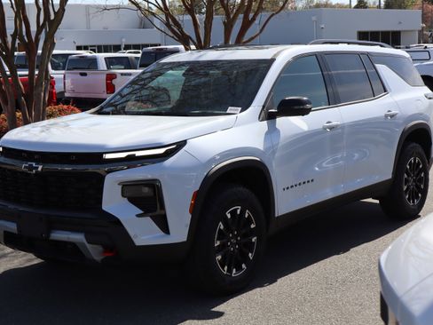 New 2026 Chevrolet Traverse Z71 w/ Enhanced Driving Package image 3