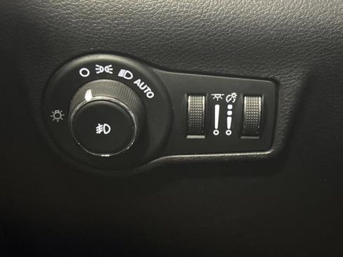 Used 2023 Jeep Compass Latitude image 30