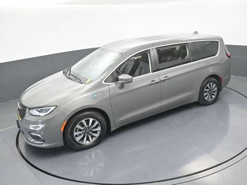 Used 2022 Chrysler Pacifica Touring-L FWD image 51
