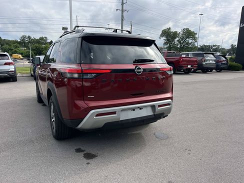 Used 2023 Nissan Pathfinder SL w/ Black Appearance Package AWD/4WD image 5