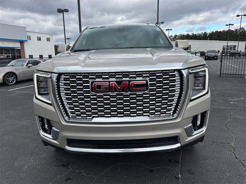 Used 2021 GMC Yukon Denali w/ Denali Premium Package image 3