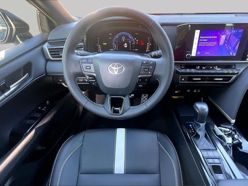 Used 2025 Toyota Camry SE w/ Convenience Package FWD image 6