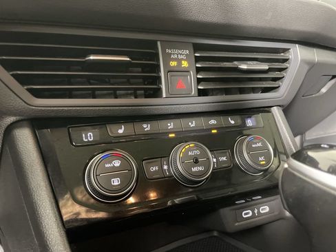 Used 2024 Volkswagen Jetta SE w/ Panoramic Sunroof Package FWD image 17